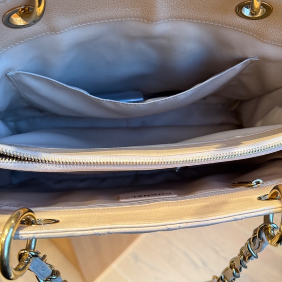 Chanel Grand Shopping tote in Caviar Beige Leather - Picture 9 of 10